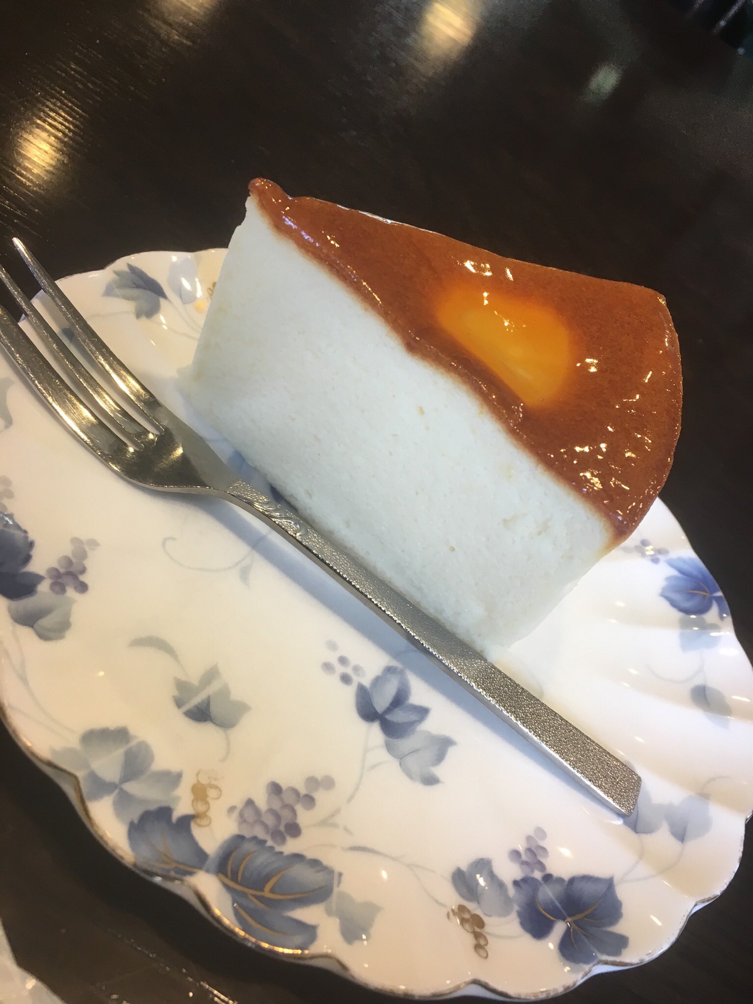 Memento 森 滋賀 聖地情報 アンデケン本店 近江八幡駅から歩いて10分程 ドロしおりんの際にチーズケーキが差入れられました レジ横にはサインあり 持ち帰りはもちろん イートインスペースもあります 人気のお店なので混みやすいです Irf19
