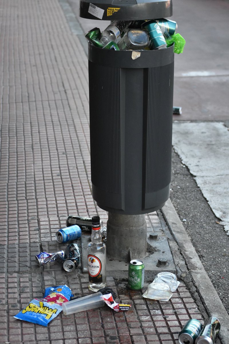 Botijolozano's tweet photo. No acabo de entender esto
Divertirse no es incompatible con ser un cerdo o cerda por desgracia 
Esta toda la calle hecha un asco, esto es solo una muestra 
Luego a quejarse de que la ciudad está sucia https://t.co/Ei1e4LNZ6l