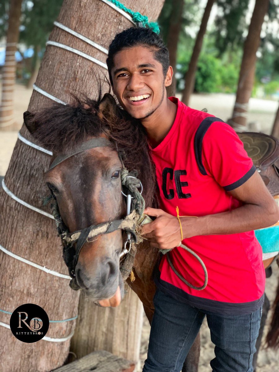 blablabla991's tweet photo. A horse doesn’t care how much you know until he knows how much you care. Put your hand on your horse and your heart in your hand. #lachman #ln #lifelessons #rittzybros #rb #ilovemusic #musicisuniversal  #smile #positivevibes #happiness #horse #riding #explorer #animallover https://t.co/cn3bFzdiHn