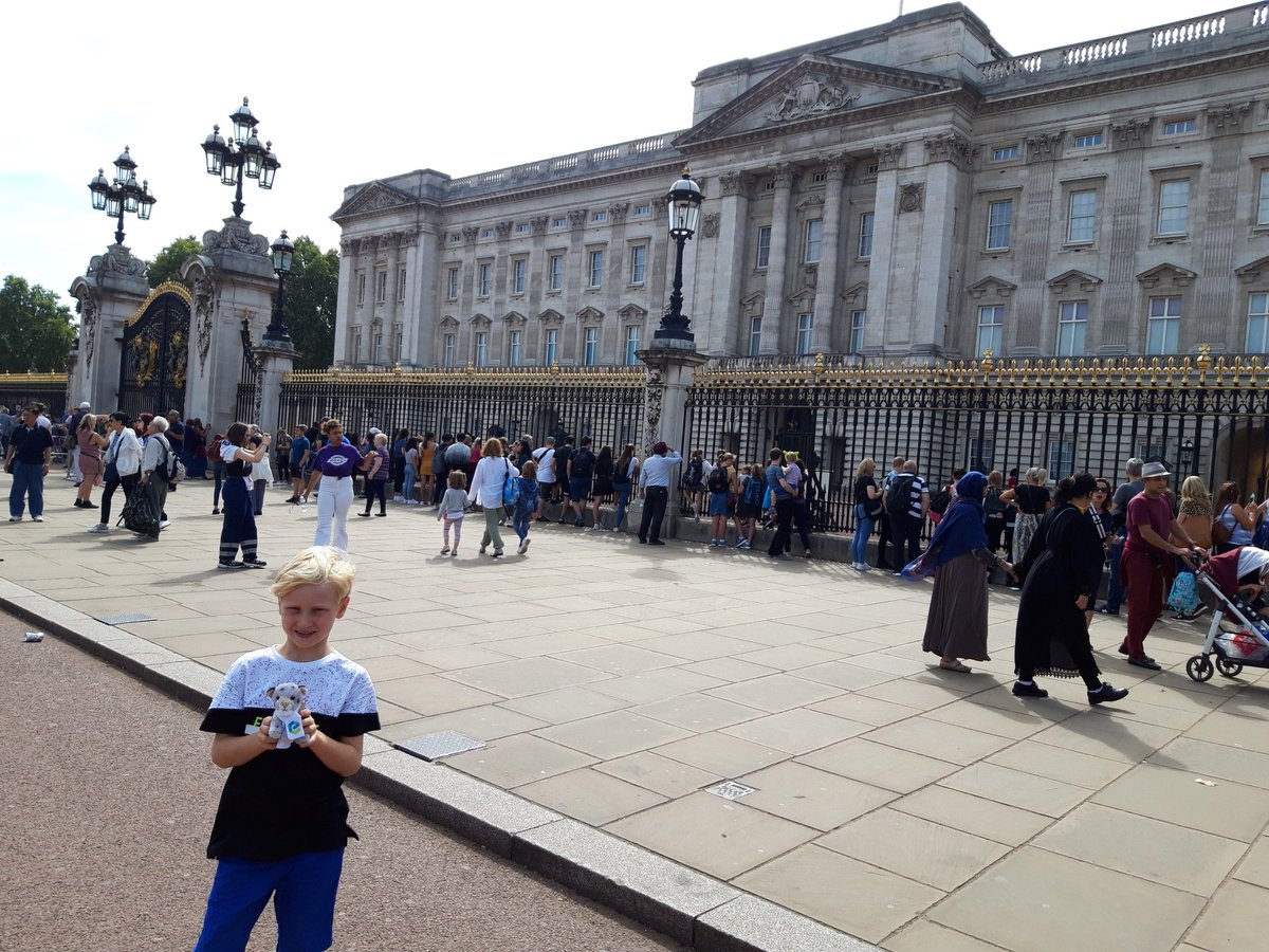 Snow leopard went to see the queen! Strictly not a selfie, we know, but otherwise you wouldn't be able to tell where we were! #EmeraldSnowLeopard
