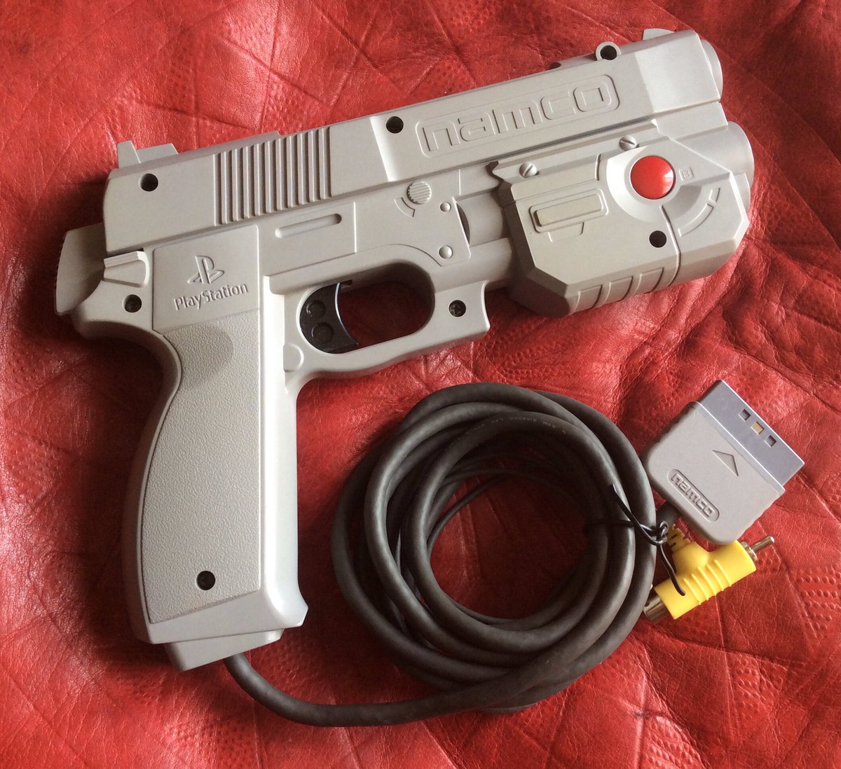 1Jour1JeuRetro's tweet photo. Connaissant mal les jeux #PlayStation utilisant le Gun #NAMCO G-CON45 (NPC-103),
quel(s) jeu(x) #PS1 me conseillez-vous (voir #PS2 compatibles) ?
#GCON45
RT appréciés, merci😉 https://t.co/tf7UfHDa0a