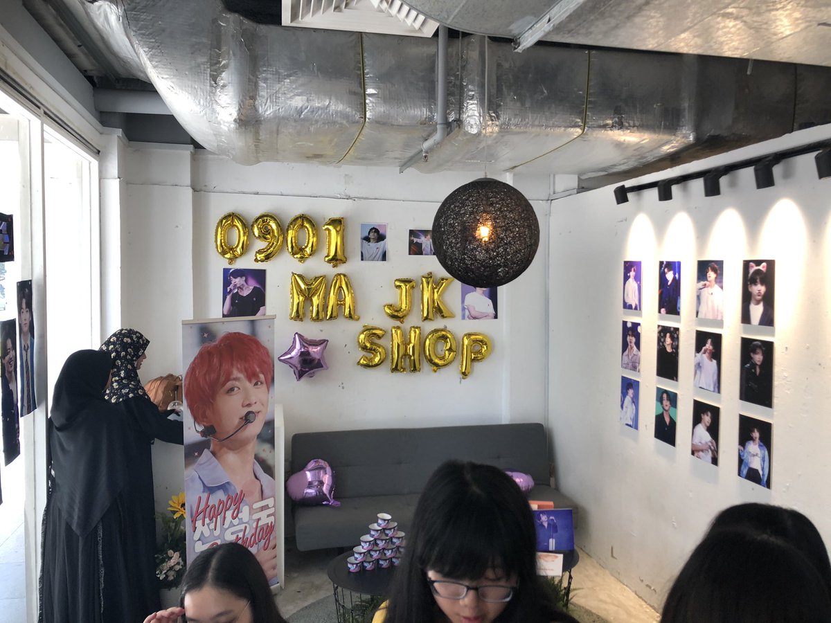 triplepoke's tweet photo. +82 cafe (🇸🇬) yesterday was full of ARMYs 💜 #JUNGKOOK #JUNGKOOKBIRTHDAY2019 #JKDAY0901 #maJKshop #HAPPYJKDAY #HappyBirthdayJungkook https://t.co/SpA2pBAckT
