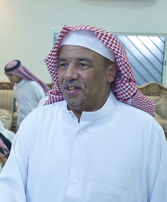 الأستاذ سليمان الحودي شخصية تمتاز بصفات عدة أبرزها خلقه الرفيع وقلبه الكبير وفكاهته التي تنعش النفوس وتجعل مجالسته أنسا لايمكن أن تمل.
ولد وترعرع في #السادة_العريقة فكانت له المكان والزمان الذي يحضر في ذاكرته حينما يحن لماضيه الجميل المتمثل بالمنزل والجيران والشوارع والأصحاب.