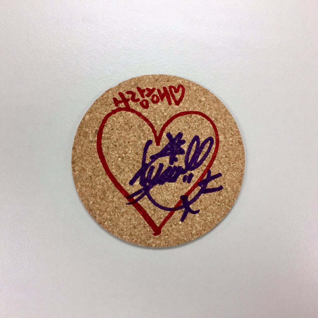 #예인시 💕
예인이 커스텀 코스터 🍷
뒷면에도 옝니의 흔적이 😍
<a href="/idolcafe_sming/">아이돌 카페</a> 감사합니다.👏🏼

#러블리즈 #정예인
#Lovelyz #Yein