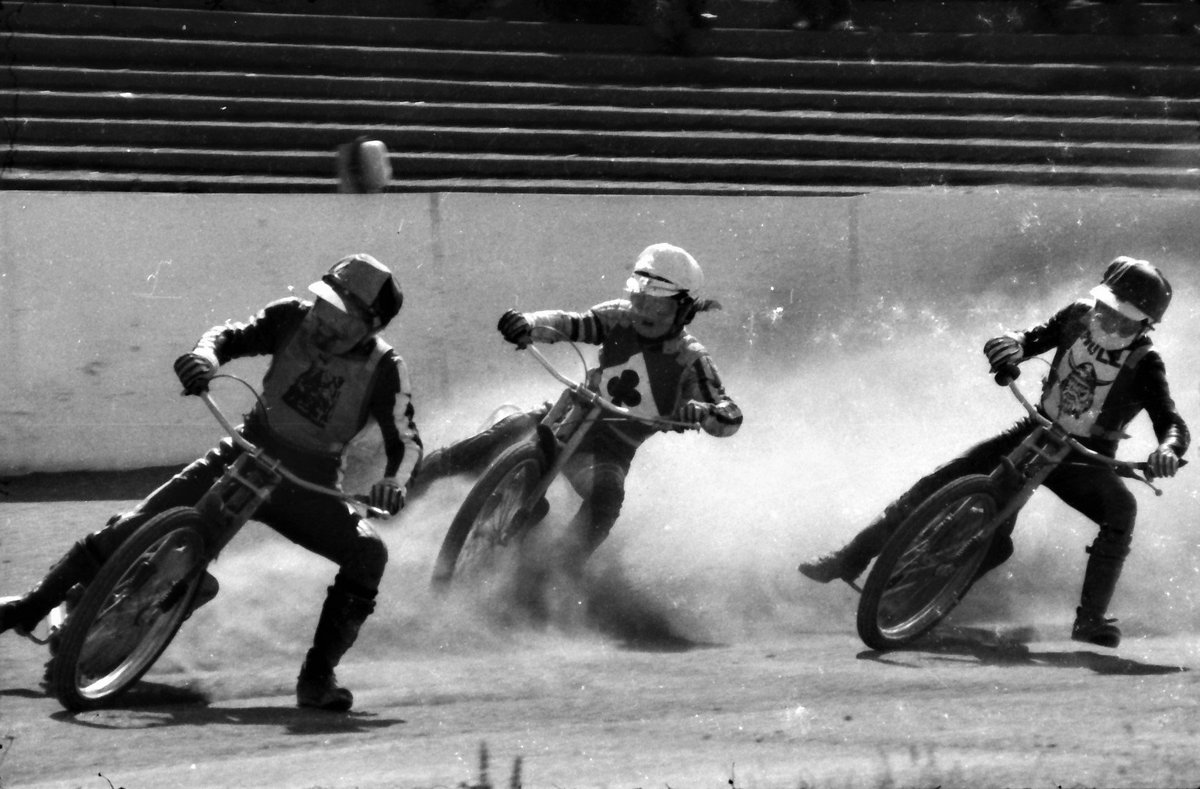 mikebradio's tweet photo. Let's see how good our speedway experts are today. . .who are the riders, what was the year and where were these taken? No pressure! #classicspeedway #uprightspeedway #jawa #speedway70s #britishspeedway @UprightSpeedway @retrospeedway @Speedway_Photos https://t.co/hPZ80QVFD1