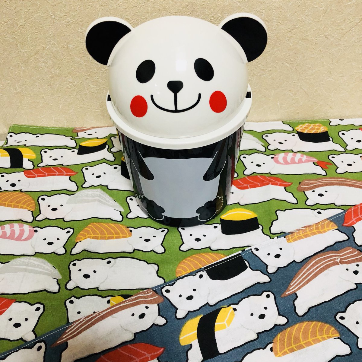 つんなほ セリアで衝動買いした しろくま鮨の手ぬぐいタオルとパンダのゴミ箱 つんなほ セリアで衝動買いした しろくま鮨の手ぬぐいタオルとパンダのゴミ箱