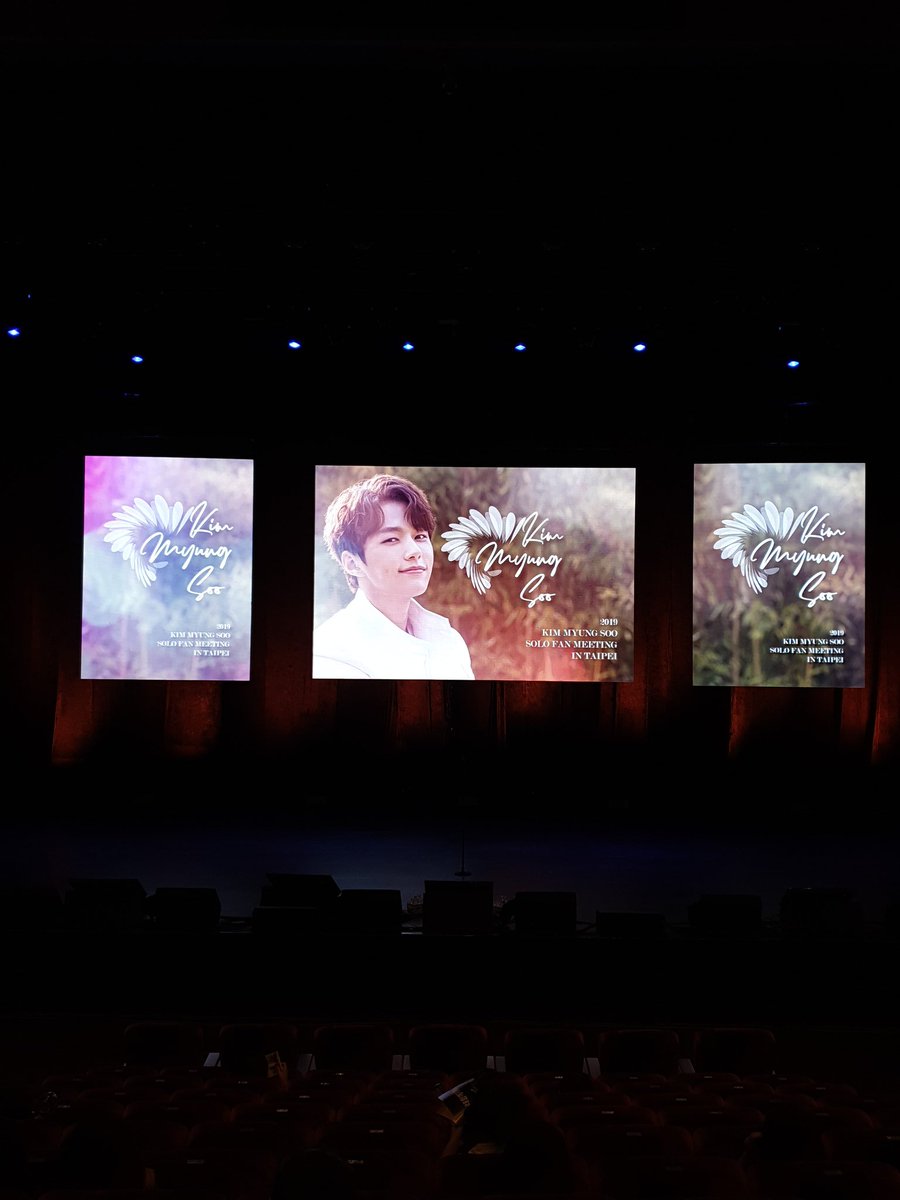 TW520IFNT's tweet photo. 進���囉～
海報與明信片別忘了領♡

#2019KimMyungSooSOLOFMinTAIPEI 
♡小宏&amp;卡卡♡ https://t.co/gEuMfJryEI