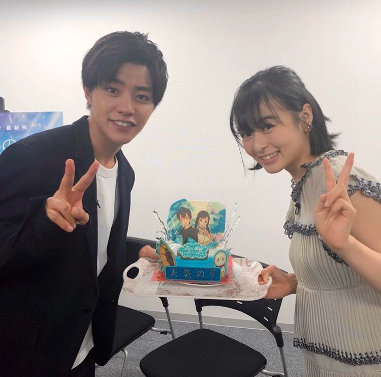 Daigo_kotaro's tweet photo. 19살!! 많은 축하 메시지 감사합니다!!
앞으로도 잘 부탁드립니다! 
날씨의 아이 팀에서 나나쨩과 함께 축하해주었습니다🎂
이제부터 날씨의아이 전국 캠페인 마지막 무대인사를 다녀올께요!! 
#天気の子
#다이고코타로 #醍醐琥太郎 https://t.co/0h5dZYWqLZ
