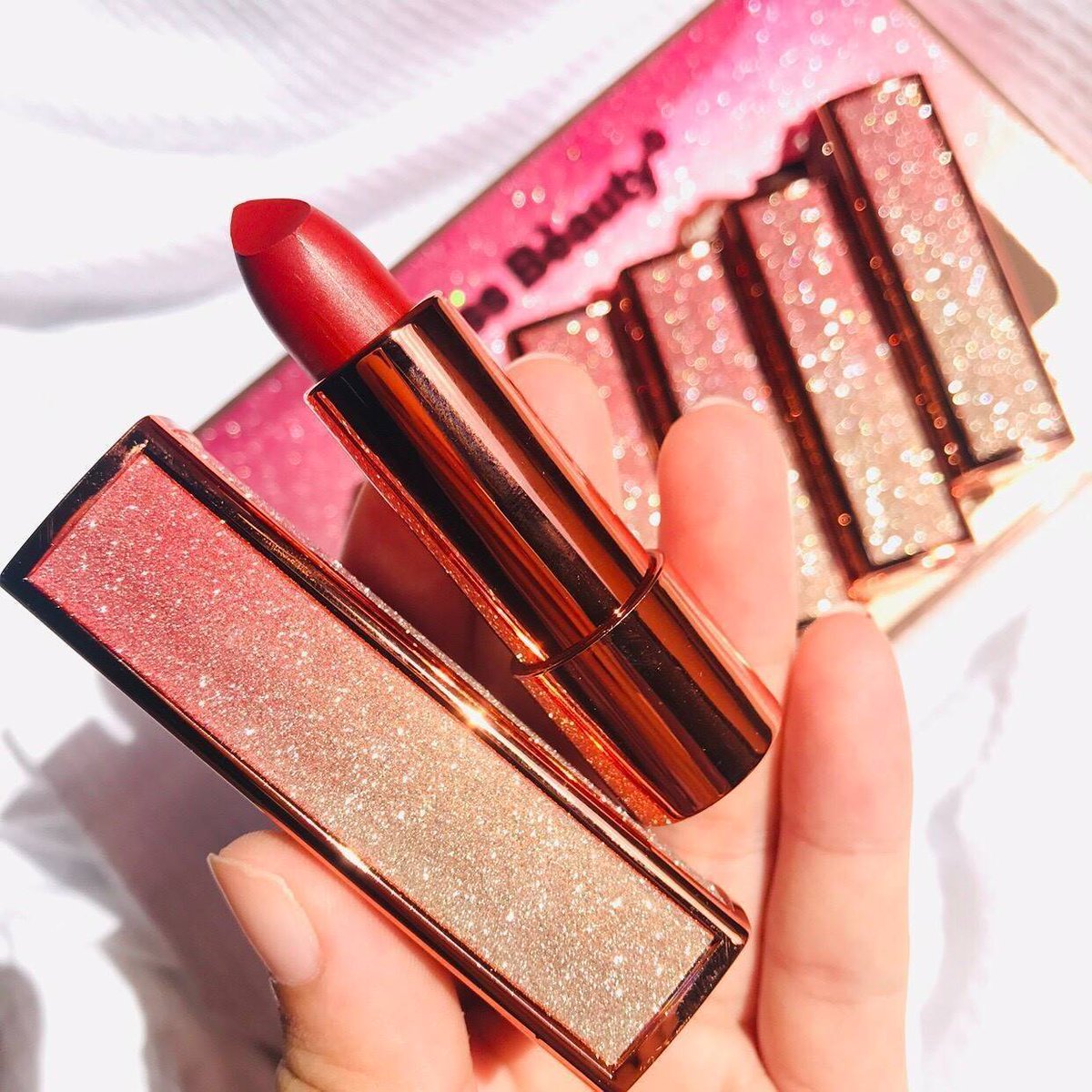 Kiss​ Beauty​ fashion​ Sparlling​ Set​ MOUSSE​ matte​ lipstick​ ✨✨
ลิปสติก​เซต​ คิสบิวตี้​ เนื้อแมทกำมะหยี่​ ด้วยเนื้อที่แมท​ แต่ไม่แห้งมาก​ ช่วยให้ริมฝีปากดูฉ่ำ​ ไม่เเห้งตึง​ กับคอลเลคชั่น​เเพคเกจ​ ที่สุดหรู​ ปลอกพาสเทลชมพูทอง​ ระยิบระยับ

ราคา 200.-
#ลิปสติก ยพท.rt ตามทัก