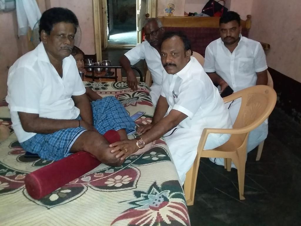 ItWestdmk's tweet photo. கடலூர் மேற்கு மாவட்டம் மங்களூர் கிழக்கு ஒன்றியம் ஊராட்சி செயலாளர்  ஆக்கனூர் சுப்பிரமணியன் உறுப்பினர் உரிமைச் சீட்டு வழங்கும் நிகழ்ச்சி நடைபெற்ற நேரத்தில் ஏற்பட்ட சாலை விபத்தில் ஒரு காலை இழந்தார் https://t.co/9LDib4WPnG