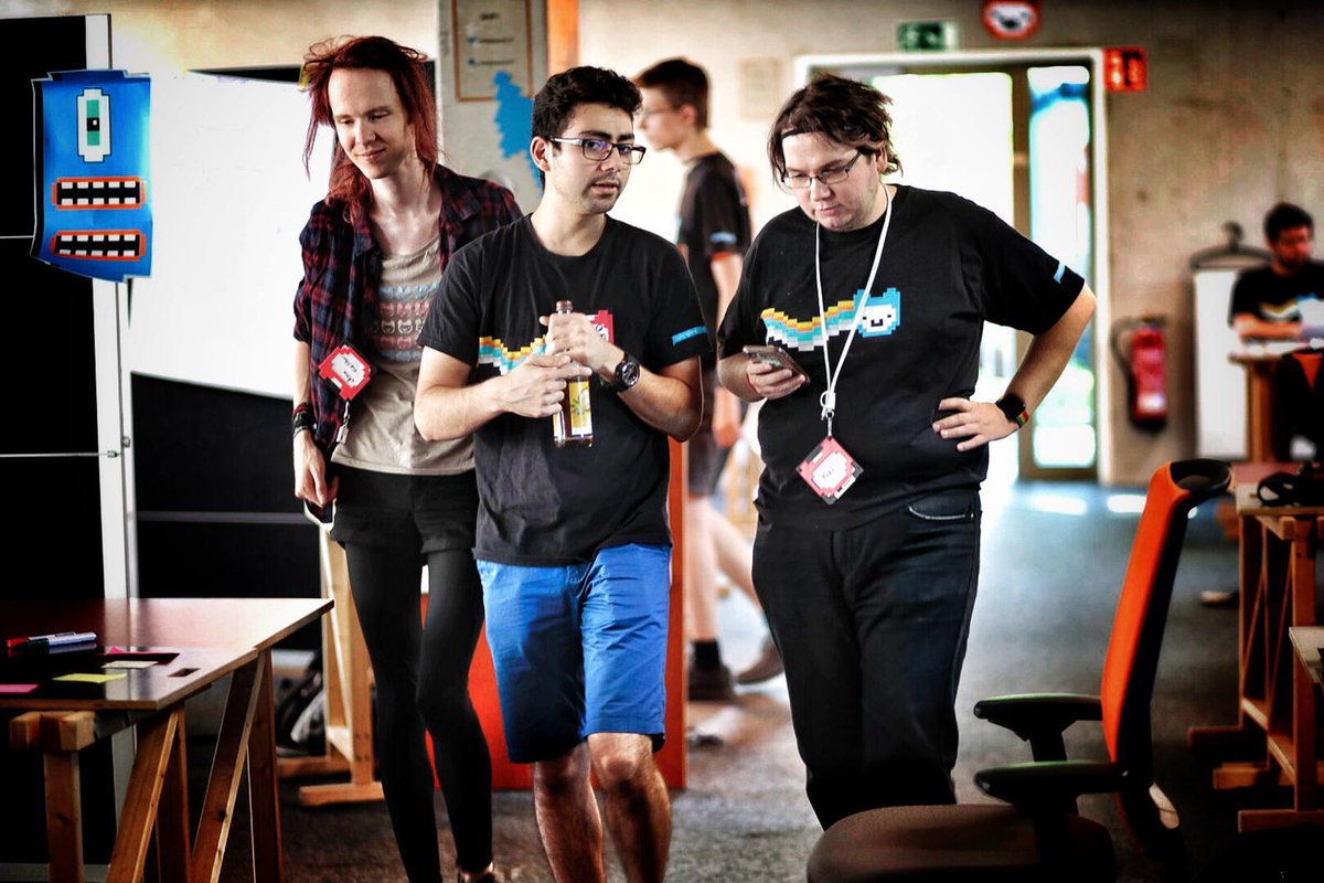 jhackthamburg's tweet image. Guckt mal, unsere wundervollen Mentor*innen! Ehrenamtlich das ganze Wochenende dabei, um die Jugendlichen mit ihrem Wissen zu unterstützen. 💚 #jhhh19 #jugendhackt 
(Die sechs auf dem letzten Bild waren voher selbst Teilnehmer*innen.)