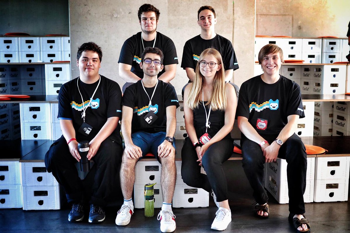 jhackthamburg's tweet image. Guckt mal, unsere wundervollen Mentor*innen! Ehrenamtlich das ganze Wochenende dabei, um die Jugendlichen mit ihrem Wissen zu unterstützen. 💚 #jhhh19 #jugendhackt 
(Die sechs auf dem letzten Bild waren voher selbst Teilnehmer*innen.)