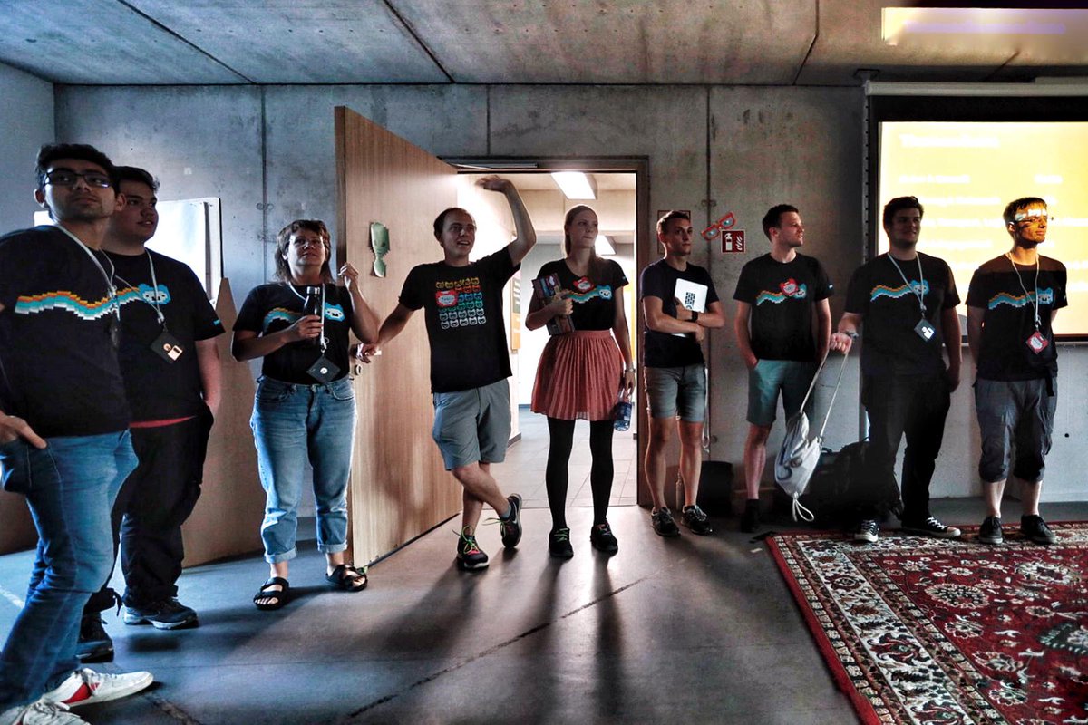 jhackthamburg's tweet image. Guckt mal, unsere wundervollen Mentor*innen! Ehrenamtlich das ganze Wochenende dabei, um die Jugendlichen mit ihrem Wissen zu unterstützen. 💚 #jhhh19 #jugendhackt 
(Die sechs auf dem letzten Bild waren voher selbst Teilnehmer*innen.)