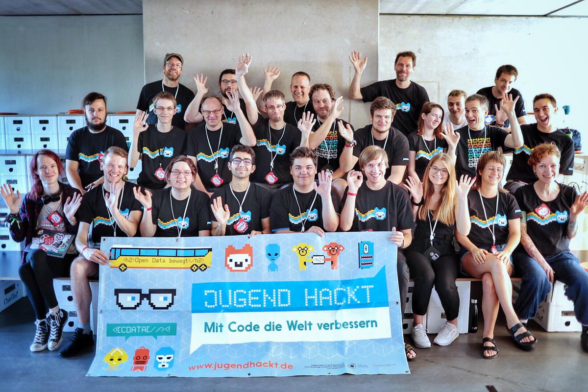 jhackthamburg's tweet image. Guckt mal, unsere wundervollen Mentor*innen! Ehrenamtlich das ganze Wochenende dabei, um die Jugendlichen mit ihrem Wissen zu unterstützen. 💚 #jhhh19 #jugendhackt 
(Die sechs auf dem letzten Bild waren voher selbst Teilnehmer*innen.)