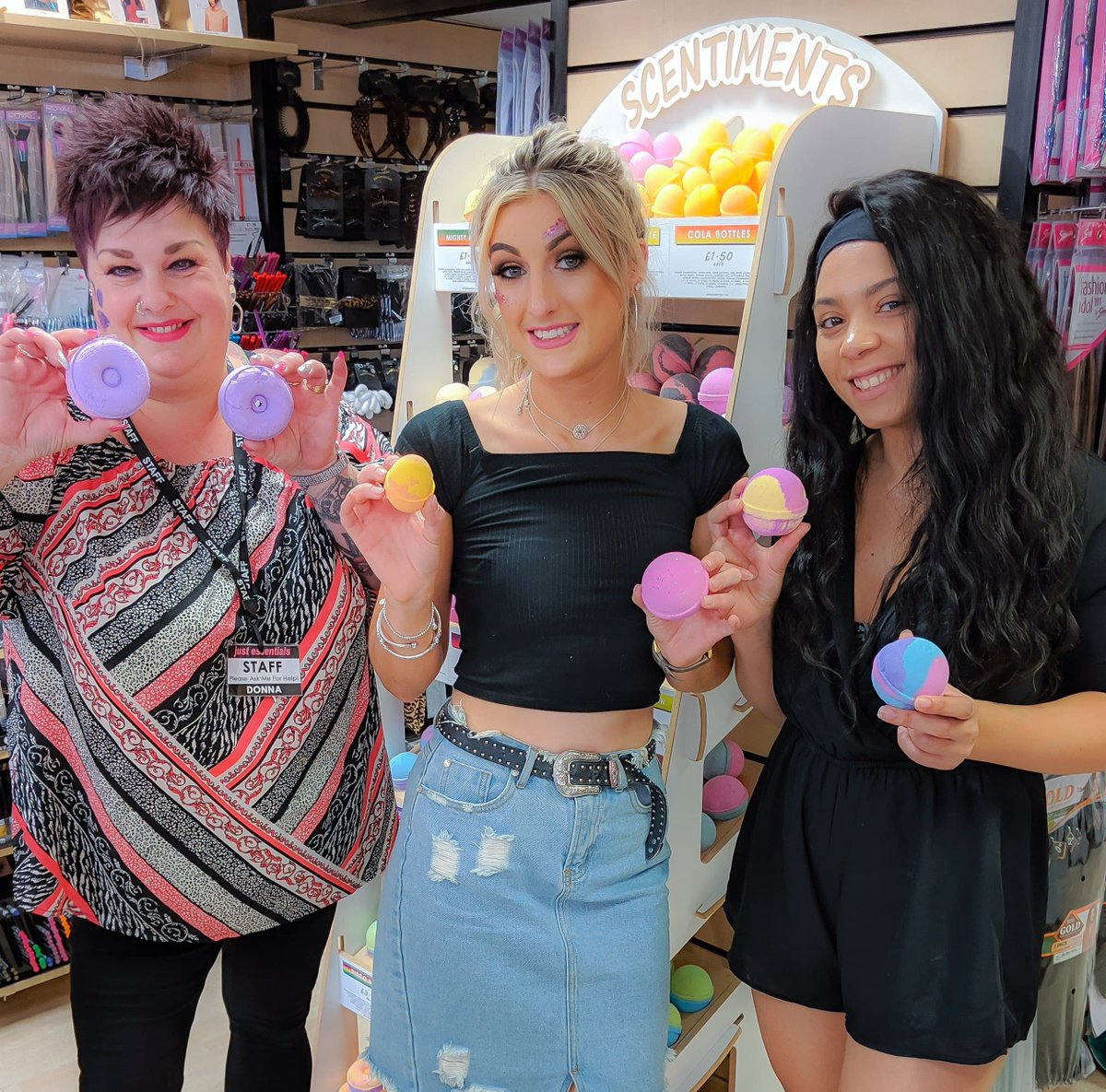 JustEssentials1's tweet image. 💕 Check out our Scentiments Angels picking our their favourite pay day pamper treats 😍
@ScentimentsUK 

💆🏻‍♀️ Who’s ready for a good #SundaySoak? 🛀🏻
.
.
.
#bathbombs #bath #bombs #pamper #metime #Scentiments #bathbombgoals #fruity #smellssogood!