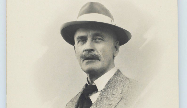 Benoni, yaşadıklarımız üzerine, başkalarının hakkımızda neler düşünüp nasıl yargılara varacağı kaygısıyla kaleme alınmış bir eserdir.

Caner Almaz yazdı: Hayata tutunmaya çalışan bir karakter: Benoni  
neokuyorum.org/hayata-tutunma… <a href="/OkuyorumNe/">Ne Okuyorum?</a> aracılığıyla