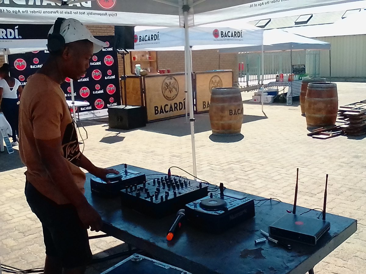 RooftopMidrand's tweet image. #MidrandRooftopMarket 01.09.19 Setup Done come chill and unwind with us #ShortsnShades #SpringDay Doala DjBongz