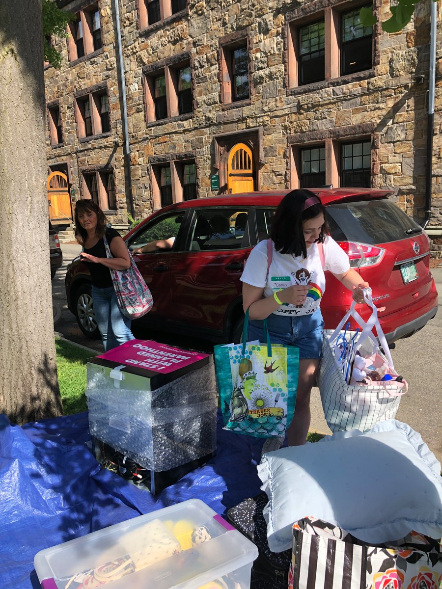 lesley_u's tweet photo. It's all happening here at #LesleyMoveIn day!! We're so glad to see everyone β and the weather is PERFECT!
πππ https://t.co/KrkRZK7zM0