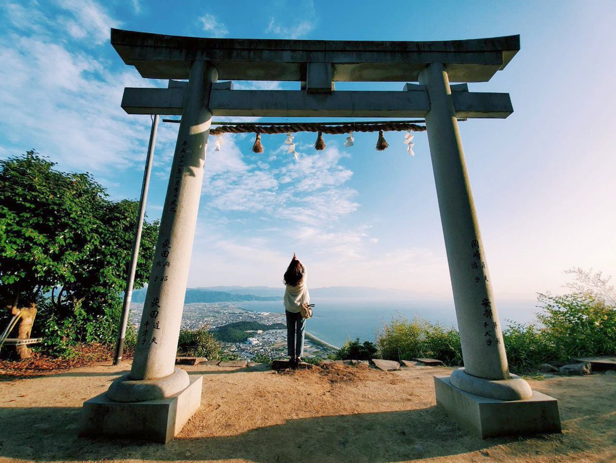 tabiko_'s tweet photo. The vast panoramic view from the gate in the sky⛩✨

📍Takaya Shrine, Kagawa https://t.co/othKnIj2Bu
