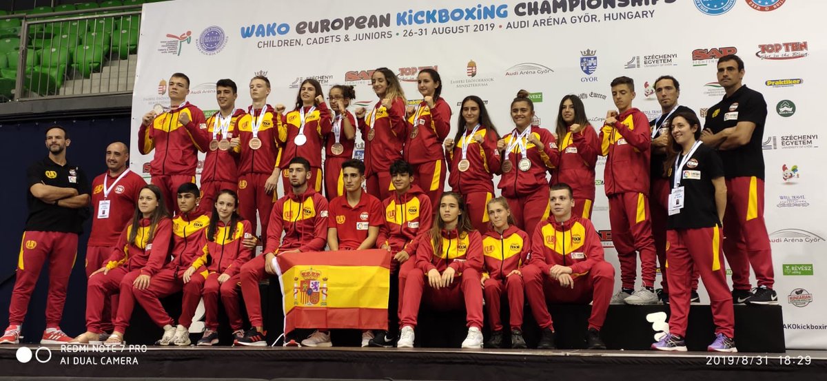 fekm_fekmania's tweet photo. Los medallistas comparten podio con todo el equipo y con los entrenadores. Porque estos chicos y chicas jamás olvidarán lo vivido estos días en Hungría, que les ha convertido en mejores deportistas y mejores personas.

¡Vaya semana, equipazo! ❤️🇪🇸

#FEKM #FEKMANIA #Kickboxing https://t.co/FCjJ5jqVz6