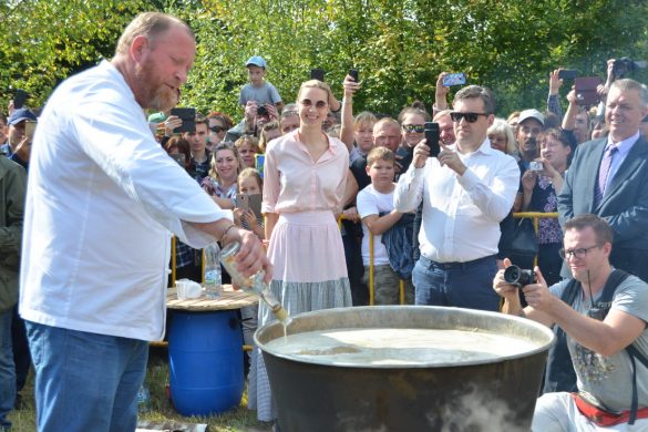 Константин Ивлев сварил суп для посетителей фестиваля "Лук-лучок" 
vlast.io/konstantin-ivl…
vlast.io/wp-content/upl…