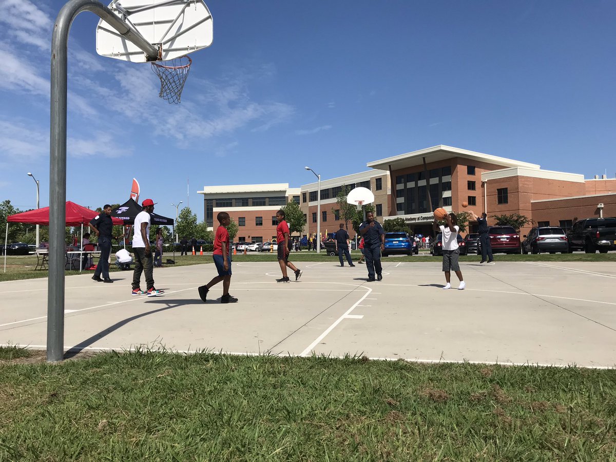 NorfolkPD's tweet photo. Packed house! This is why we love our #NorfolkVA community. While you’re here, don’t forget to #shoothoops with #NorfolksFinest. Also, the grill is smoking, so that means only one thing; the food is cooking! https://t.co/IUjqcVVGXm