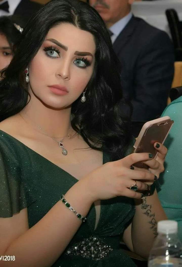 ((كيد ودهاء))...
قالت لي  ،،~ غازل ما شئت من النساء وأكتب شعراً للسمراء ،،، و الشقراء ،،، والبيضاء ،،، ولكن إعلم أني يوم أضع إصبعي ،،،، على شفتيك،،، سأحرق لك كل حروف الهجاء ،،~