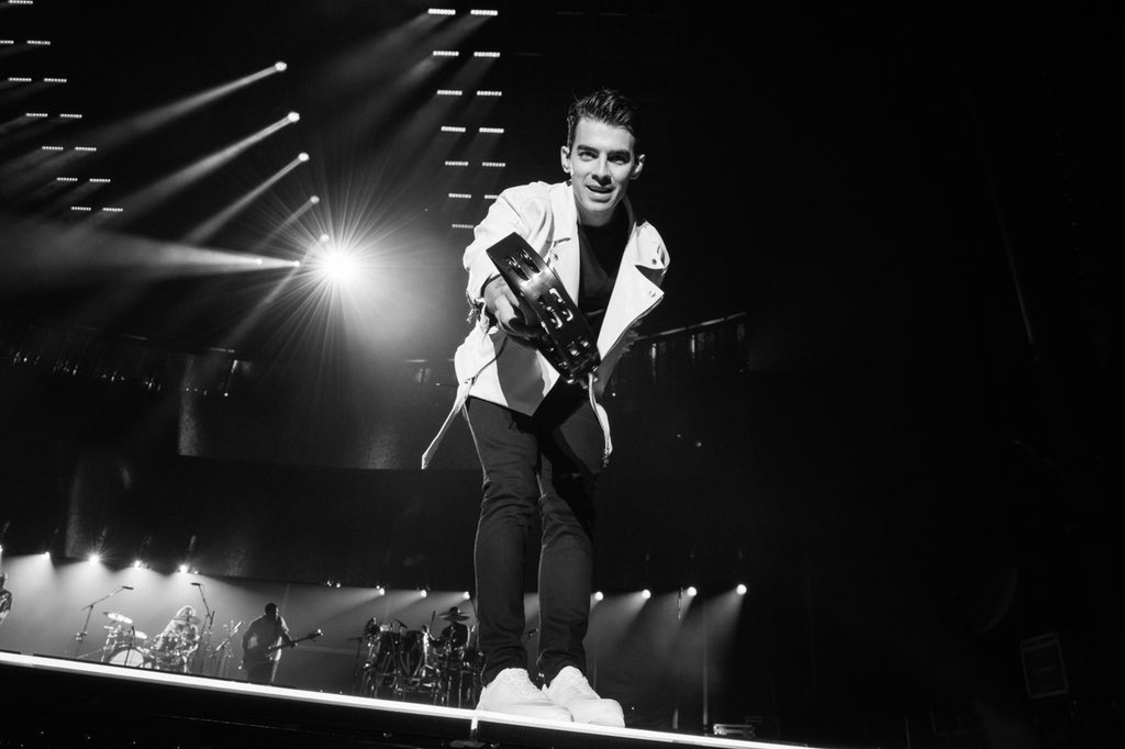 jonasbrothers's tweet photo. 35,000 people came out to the show last night in Hershey 🤯 We’re so grateful. Thank you for another amazing night! #HappinessBeginsTour https://t.co/TZT9VOuc5U