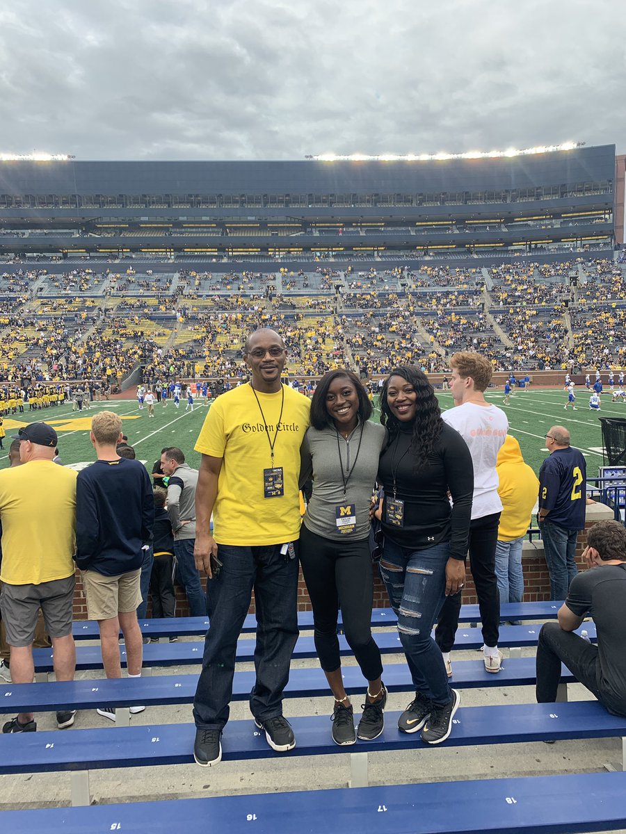 Taayyy2x's tweet photo. Great visit at University of Michigan! Thanking all of the coaches for a great weekend #GoBlue 🔵 @LCHSBears @LCHSAthletics https://t.co/Mov8opd8kI