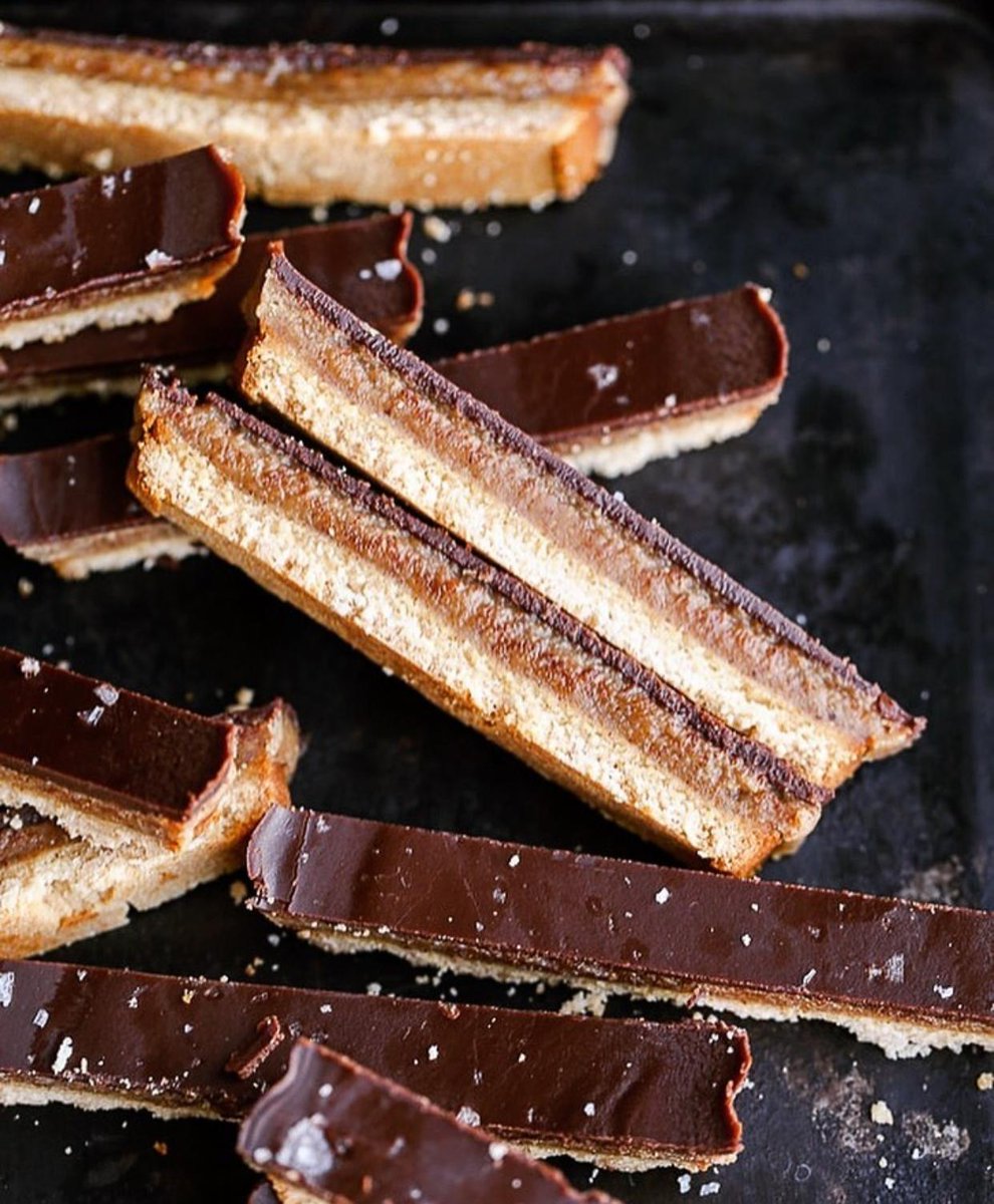 ParkersMaple's tweet photo. Happy Sunday! @bakeritablog shared this recipe for Vegan Twix Bars and we are drooling 🤤If someone made these for us and left them in the office kitchen we wouldn't be mad... 😉 Grab the recipe from her blog here: https://t.co/XOu45VjxxQ https://t.co/3Yzc7Y4A3H