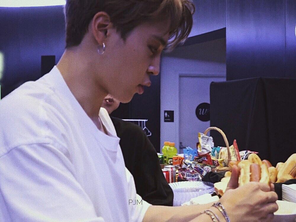 kop_twt's tweet photo. ᅠ— 🌭🍟🍔
#JIMIN https://t.co/Hf2WOH3Wla