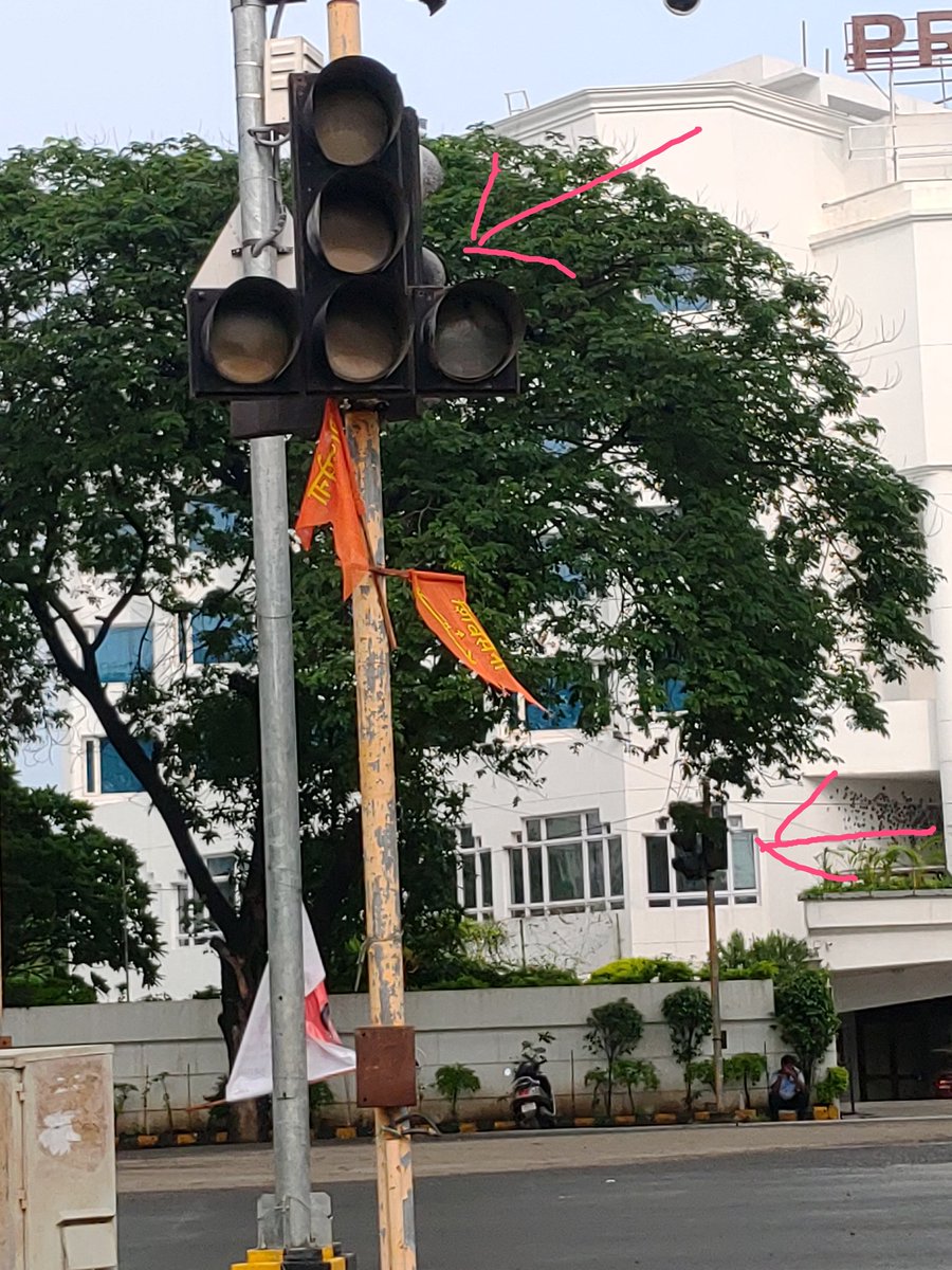 paragchande's tweet photo. @trafficngp Signal at pride hotel square (airport road to pride hotel) is not working since last 6 months. Request you to look into this. https://t.co/MqCFwCryeC