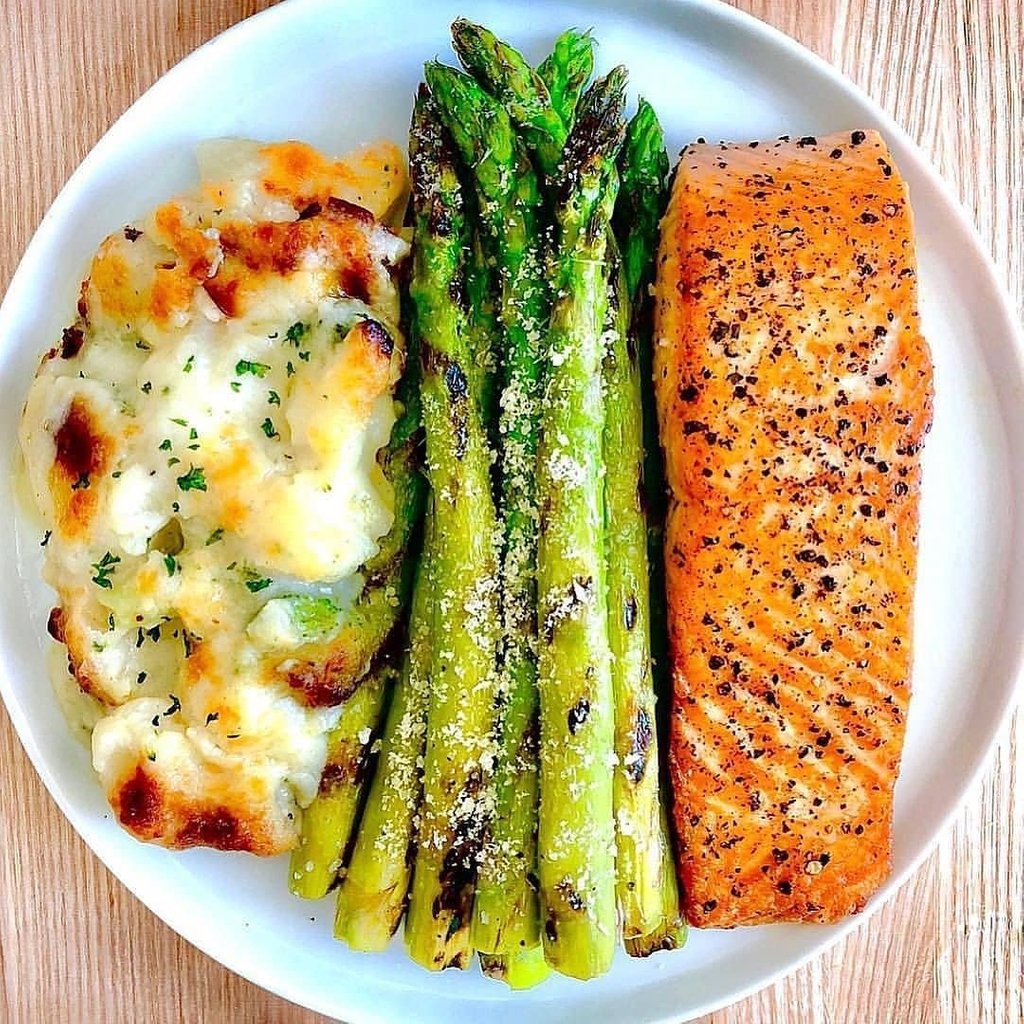 ketoz4's tweet photo. 🐠Crispy Seared Salmon, Cast Iron-Grilled Asparagus w/ Parmesan Broccoli &amp; Cauliflower Gratin😋
-
#keto #ketogenic #ketorecipes #ketorecipe #ketolifestyle #ketojourney #ketodiet #ketogenicdiet #ketogeniclifestyle #ketoforlife #ketomeals #ketofoods #ketofood #ketofoodaideas https://t.co/82ulqtRbST