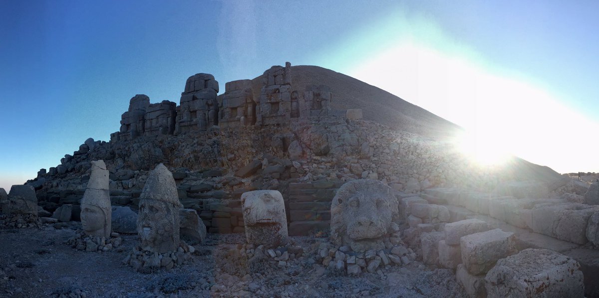 CAMNE7's tweet photo. At more than 2,000m above sea level, these 9m-tall statues were part of the monumental royal tomb of Antiochus I of Commagene (d. 38 BCE) on Mt Nemrut in SE Anatolia. They bring together Greek, Armenian, and Persian gods, such as Zeus-Aramazd, Heracles-Vahagn, and Apollo-Mithras. https://t.co/f5B388sTpW