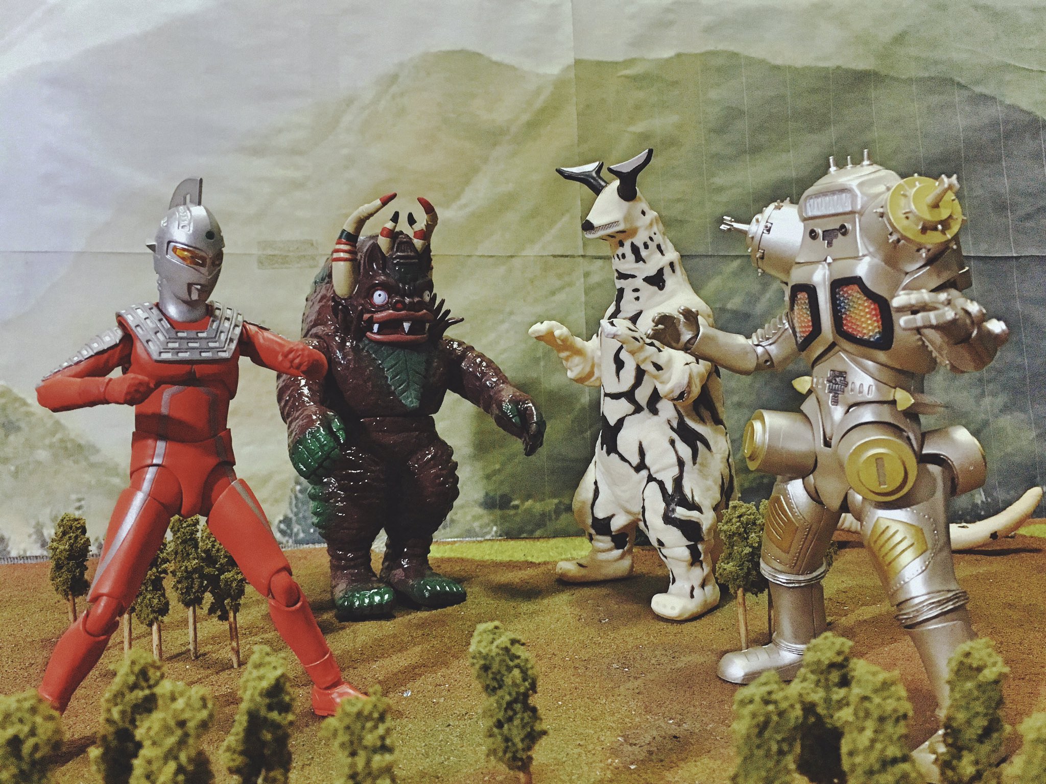 Twitter 上的 タカ Youtuber 夜のフィギュア撮影会 お題 集 ウルトラセブンの怪獣が集合 セブンチームと敵星人連合の対決 ウルトラセブン ミクラス エレキング キングジョー ソフビ ウルトラ怪獣ソフビ フィギュアーツ フィギュアーツ写真部