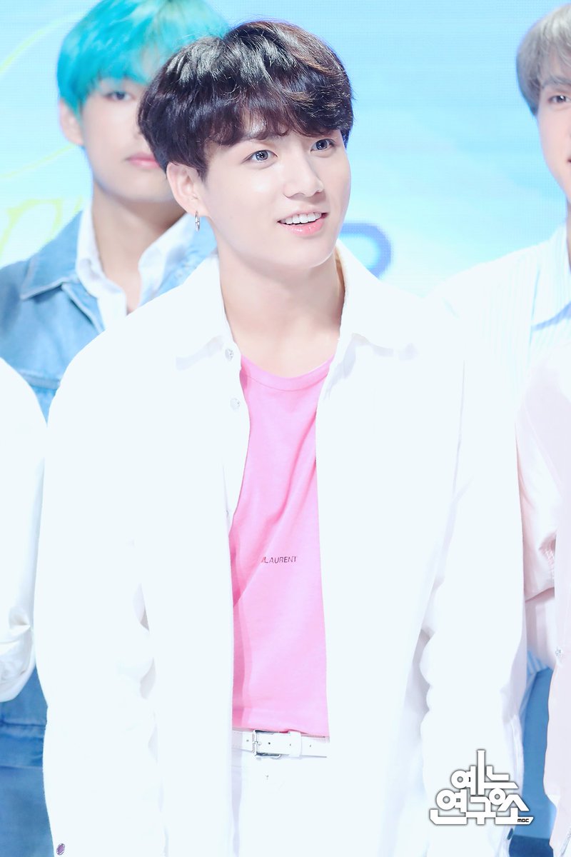 MBC_entertain's tweet photo. 이름은 정국 스케일은 전국인데 축하 안 해주면 서운하지🎉
아미들의 유포리아 막둥이 꾹이생일ㅊㅋ 💜
#HappyJungkookDay #정국이는_무슨일이있어도행복해야해
#방탄소년단 #정국 #BTS #JUNGKOOK @bts_bighit https://t.co/WCOswn5iYP