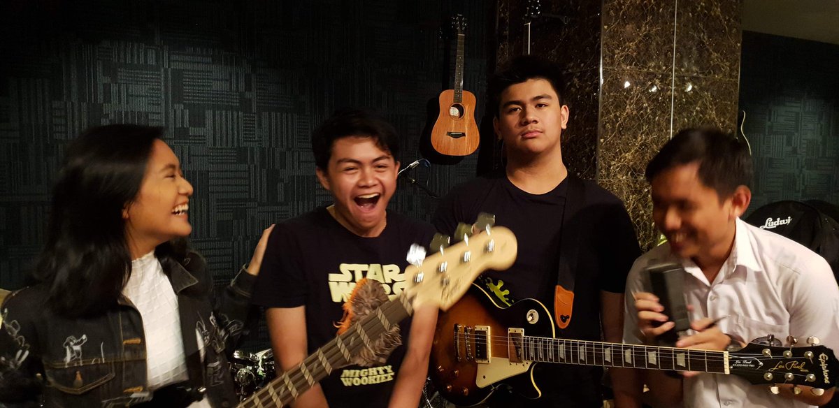 silencetheamp's tweet photo. Sinubukang magpassport photo 😶

05.09.19 https://t.co/FnWKaAOTuC