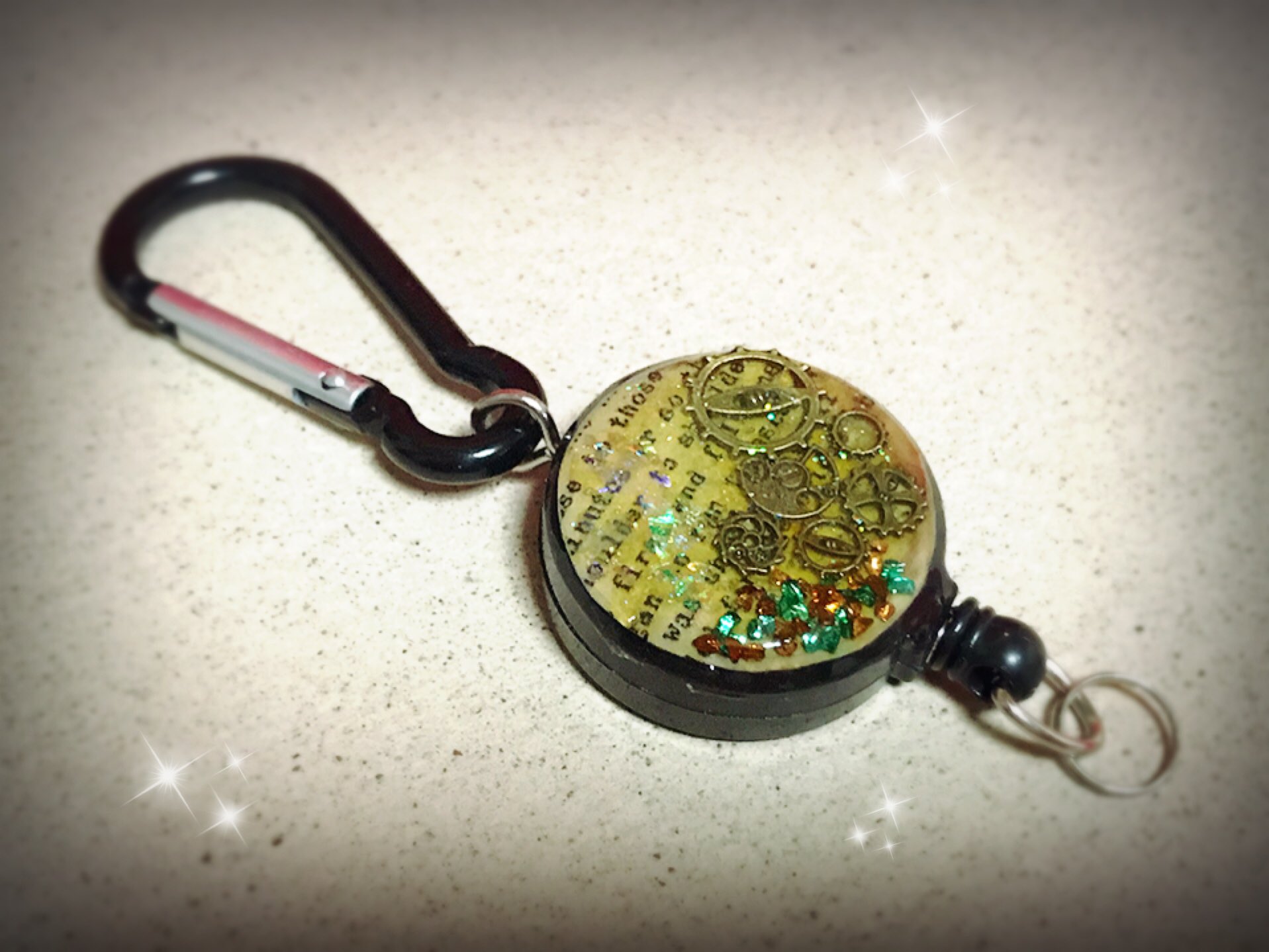 Haru ダイソーのカラナビ付きリールキーホルダーをスチームパンク風にしてみた レジン Uvレジン ハンドメイド 100均リメイク スチームパンク ダイソー リールキーホルダー デザインシート クラッシュホログラム セリア レジン封入パーツ Haru ダイソーのカラナビ付きリールキーホルダーをスチームパンク風にしてみた レジン Uvレジン ハンドメイド 100均リメイク スチームパンク ダイソー リールキーホルダー デザインシート クラッシュホログラム セリア レジン封入パーツ