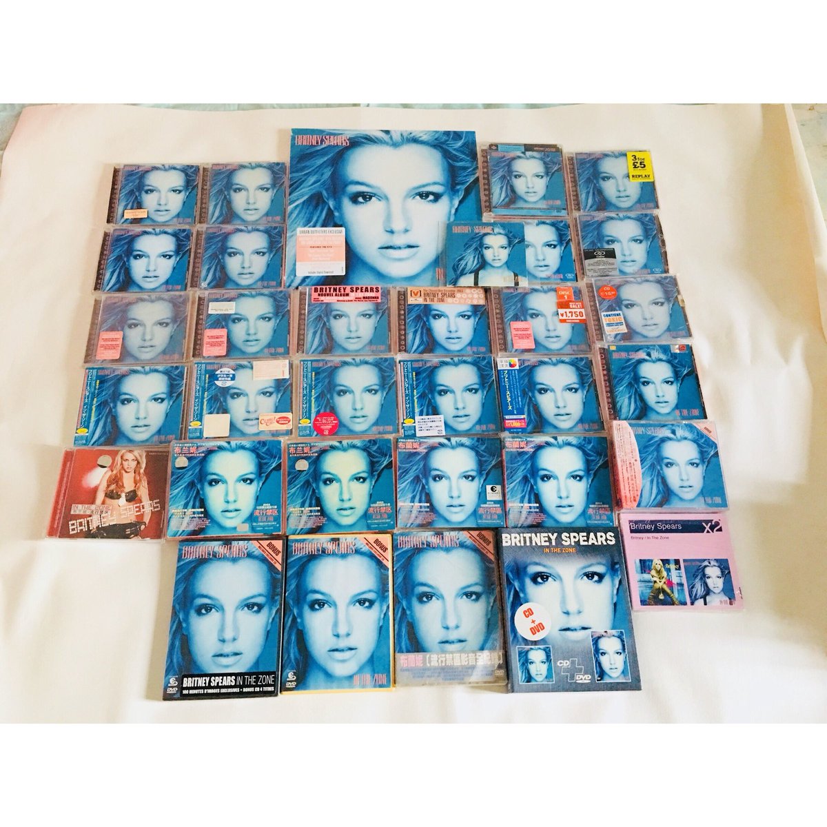 bobikchris's tweet photo. 收到了@britneyspears 布蘭妮禁區的藍膠唱片。

自從得到了波蘭那張全球唯一黑肩帶封面宣傳版後，我的禁區家族開始壯大，有了藍膠就更賞心悅目了。

感謝一位可靠的朋友，我才能把四張專輯五張獨占彩膠第一時間一張不落的買齊。

#BritneySpears #InTheZone #Vinyl  #collection #BritneyArmy https://t.co/cSIPsz1ZCr