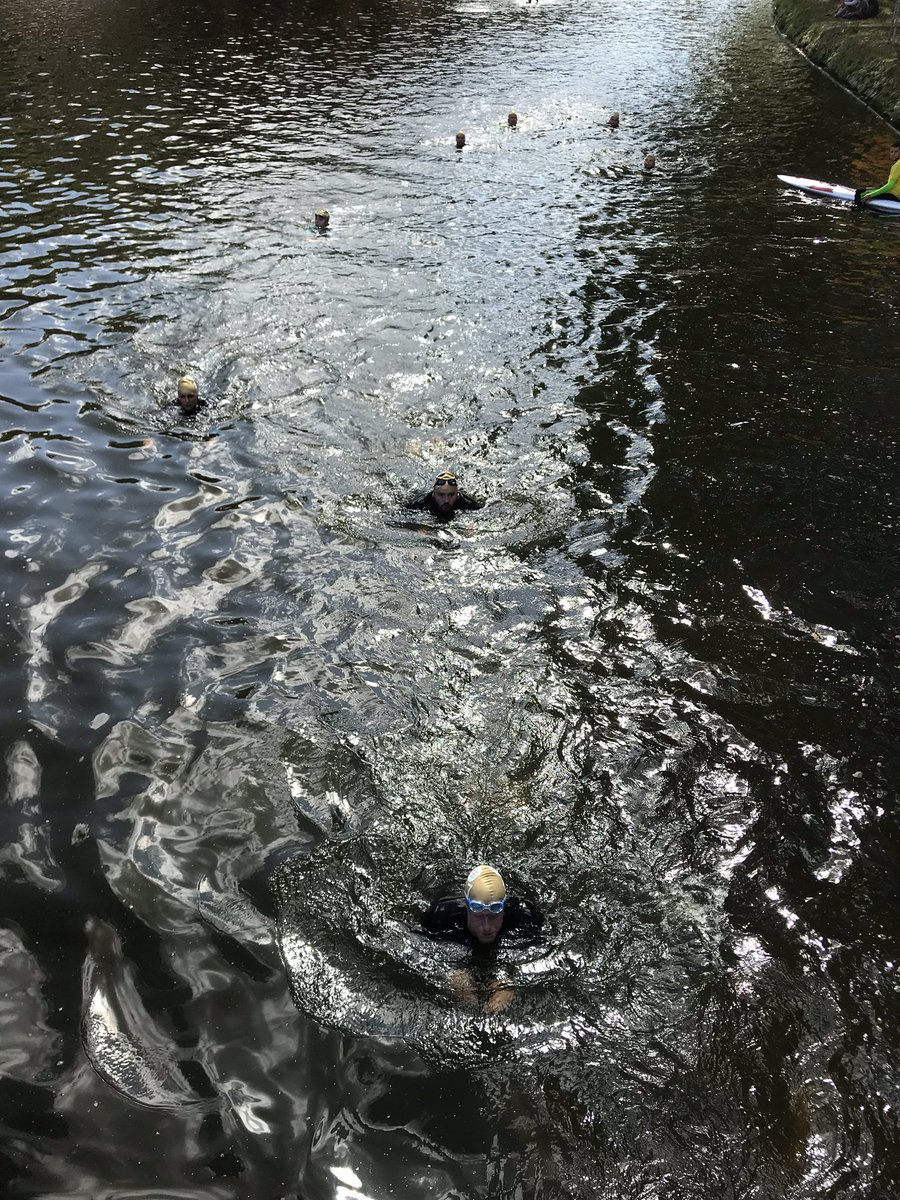 SwimtoFC015's tweet photo. De eerste zwemmer is al even voorbij het keerpunt, nr 141 was dat. Ook wethouder @Bas_Vollebregt is inmiddels bij de Oostpoort. https://t.co/iF2nNP70rS