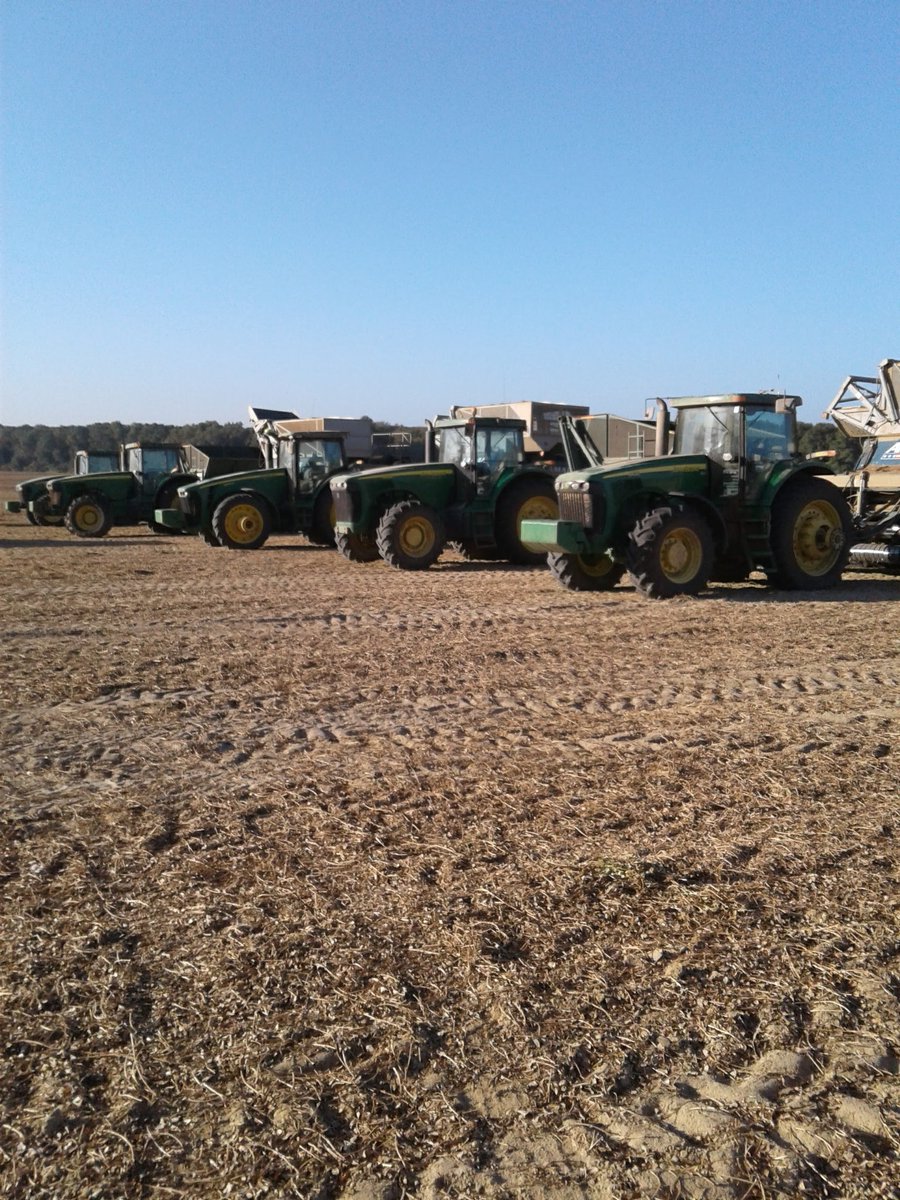 Alabama_farmer8's tweet photo. Slanging #dust and #harvesting #peanuts #JohnDeere https://t.co/KqMfotCnfN