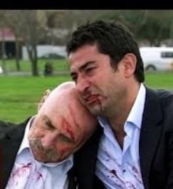 TrkiyeTV2's tweet photo. #ezel 
#Ezel 
Ömer iyi çocuktu ama fena bir kusuru vardı.
İnsanlara fazla güveniyordu.
Sırf seviyor diye onları tanıdığını zannediyordu.
Eğer geri dönüp söyleyebilseydim söylerdim.
‘Ömer derdim her ihanet sevgi ile başlar. https://t.co/VgQarxzJJU