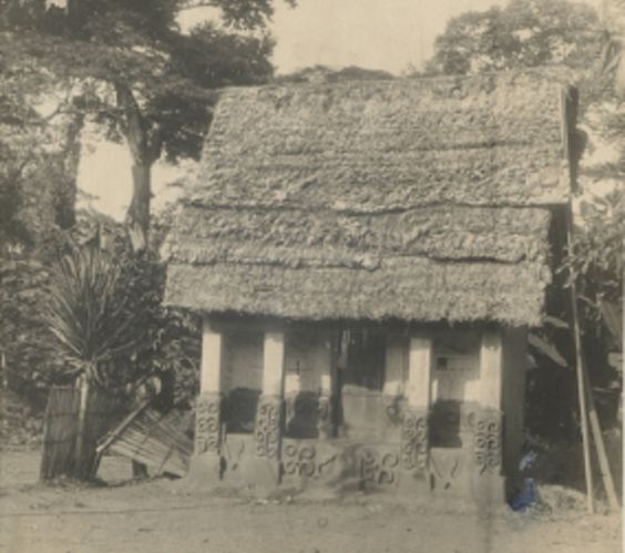  #ForgottenAfricanArchitecture(3/15) more Ashanti (Ghana).The first is Bantama Shrine, it housed the Emperor's ancestors, in front of a sacred tree and a holy brass bowl. The Adae Kese Imperial Ceremony was performed here in order to bring the living and the dead into harmony.
