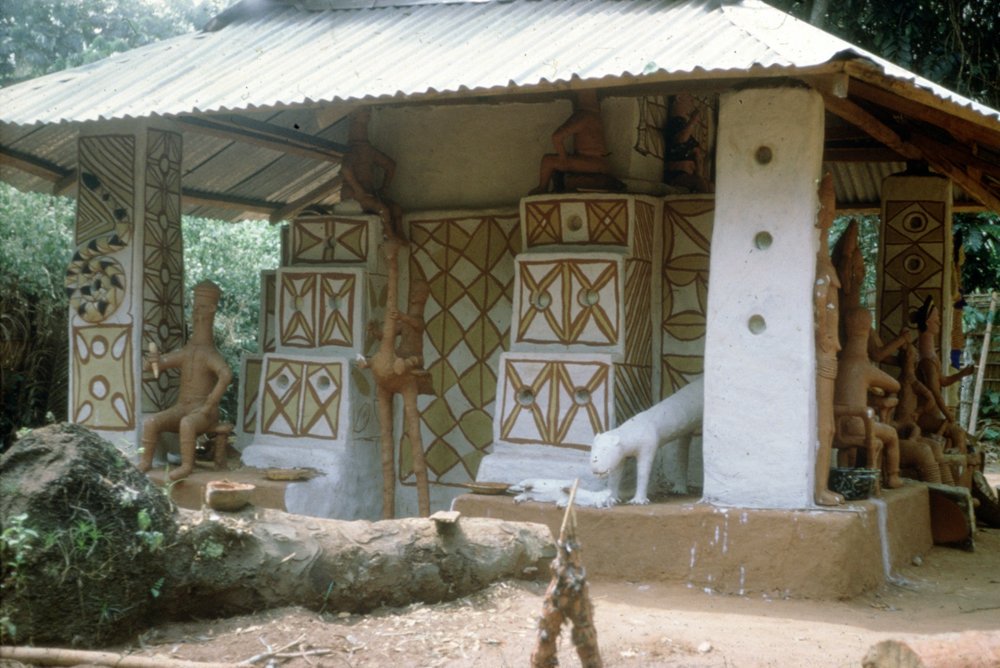  #ForgottenAfricanArchitecture(4/15) Igbo(Nigeria) The first ones are Mbari shrines. They were built in devotion to ancestors and then typically left for nature to reclaim them. This transience reminds me of the Japanese Ise Jungu shrine which is constantly demolished and rebuilt.