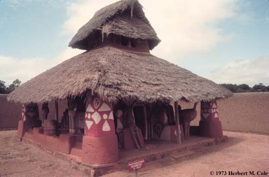  #ForgottenAfricanArchitecture(4/15) Igbo(Nigeria) The first ones are Mbari shrines. They were built in devotion to ancestors and then typically left for nature to reclaim them. This transience reminds me of the Japanese Ise Jungu shrine which is constantly demolished and rebuilt.