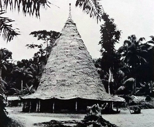  #ForgottenAfricanArchitecture(4/15) Igbo(Nigeria) The first ones are Mbari shrines. They were built in devotion to ancestors and then typically left for nature to reclaim them. This transience reminds me of the Japanese Ise Jungu shrine which is constantly demolished and rebuilt.