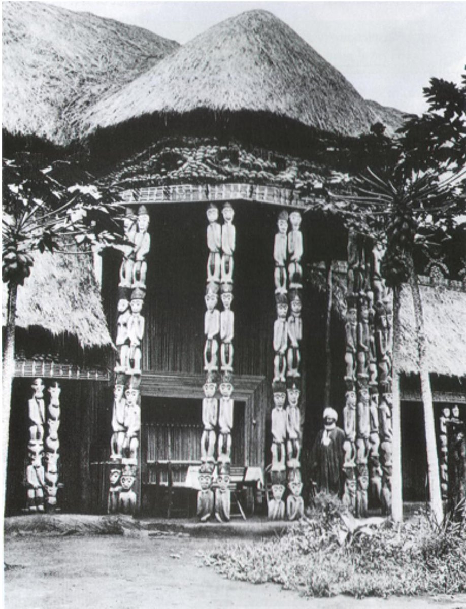  #ForgottenAfricanArchitecture(6/15) Bamun (Cameroun): Fumban, the capital of the Kingdom of Famun, was a center of arts and learning: the indigenous African Bamun script was designed in this royal palace by mfon (king) Njoya and his court.