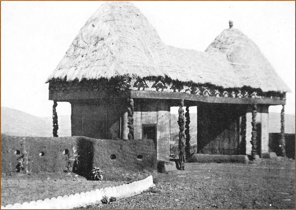  #ForgottenAfricanArchitecture(6/15) Bamun (Cameroun): Fumban, the capital of the Kingdom of Famun, was a center of arts and learning: the indigenous African Bamun script was designed in this royal palace by mfon (king) Njoya and his court.