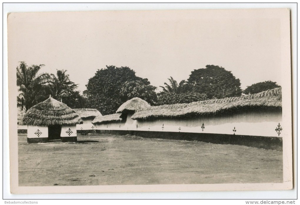  #ForgottenAfricanArchitecture(7/15) Fon (Benin): These images show Abomey, Dahomey's capital. In this city lived a special corp of women fighters, the Mino, also called the Dahomey Amazons. They advised the king and awed colonising invaders with their combat skills.