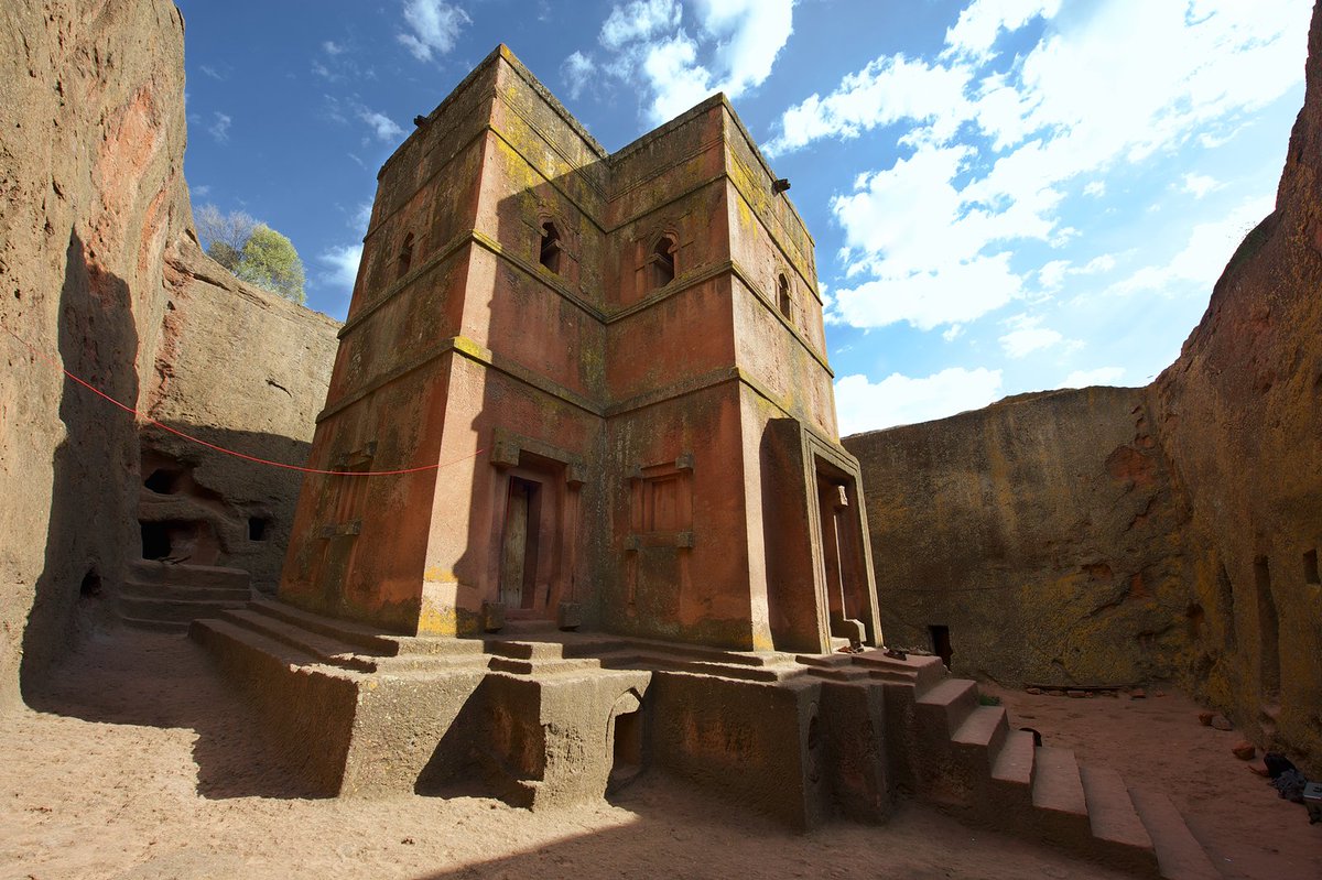  #ForgottenAfricanArchitecture(8/15) Amhara (Ethiopia): Lalibela's inhabitants literally carved whole buildings into the rock. A Portuguese explorer said " I am weary of writing more about these buildings, because it seems to me that I shall not be believed if I write more..."